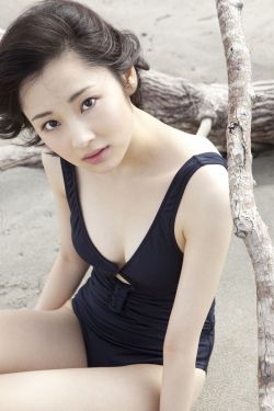 美女脱去内衣露出大乳